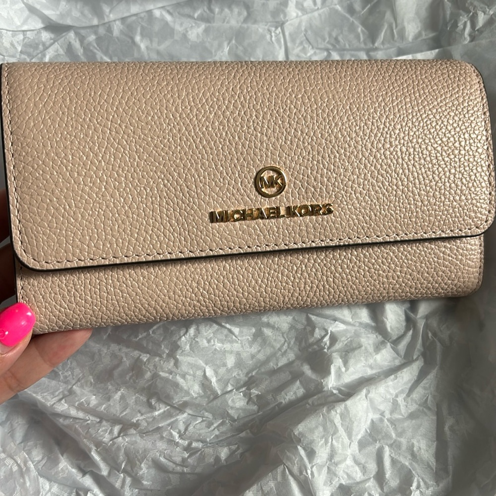 NWT MK Pebbled Leather Soft Pink Wallet
